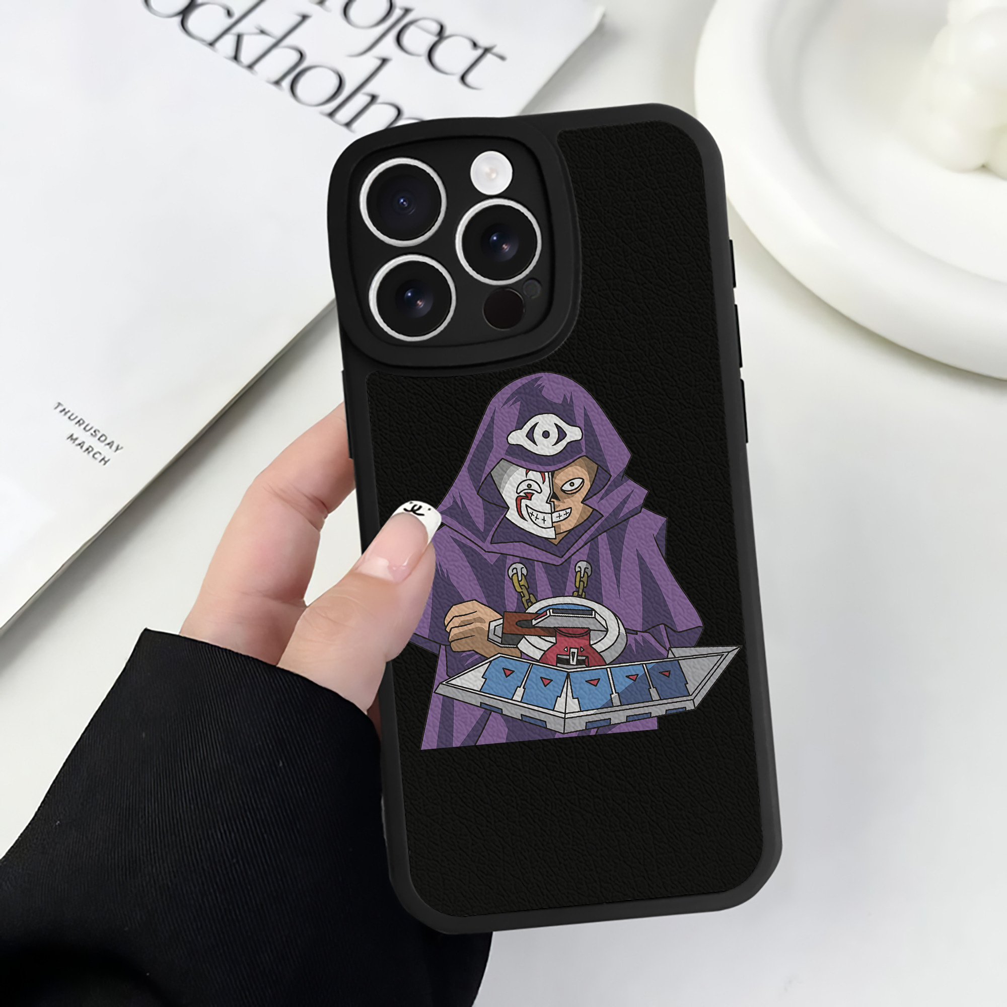 遊☆戯☆王 Yu-Gi-Oh! 【iPhone 16シリーズ対応】シリコンスマホケース（レザー調） 材質：シリコン